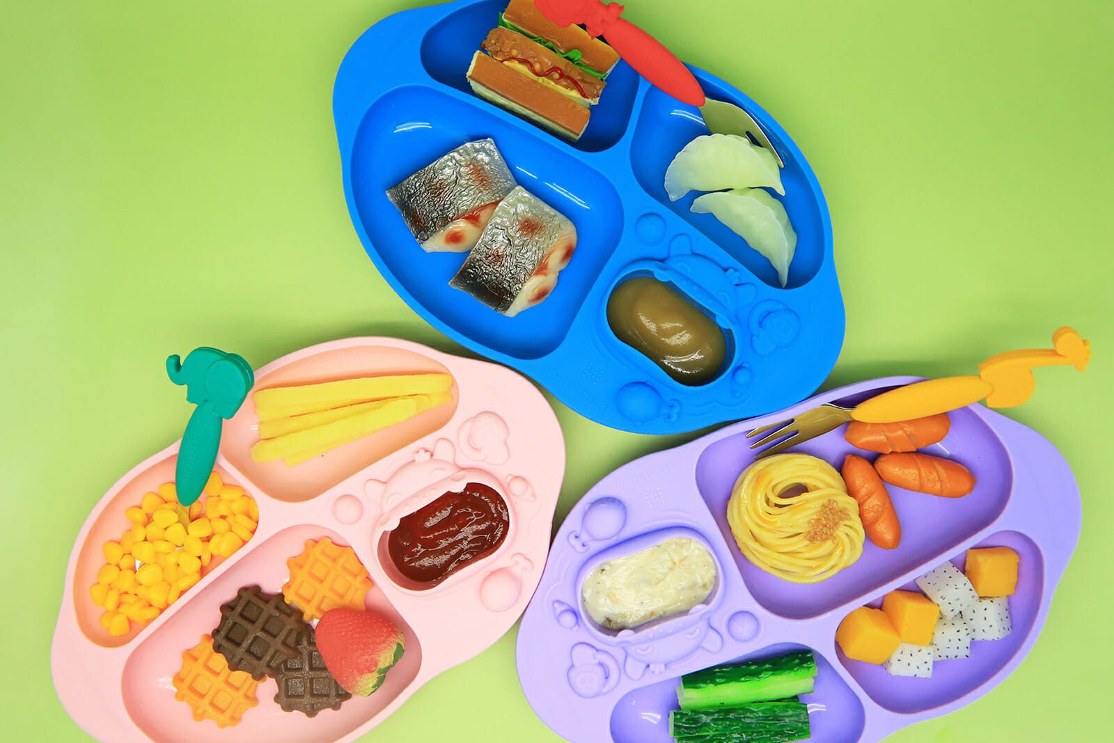 Marcus Marcus Yummy Dips Suction Divided Plate has a unique colors and designs perfect for young kids.